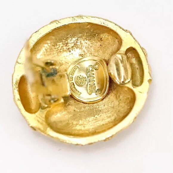 CHANEL CC Logos Round Clip-On Earrings Gold Tone Auth #22300 - Picture 4 of 4